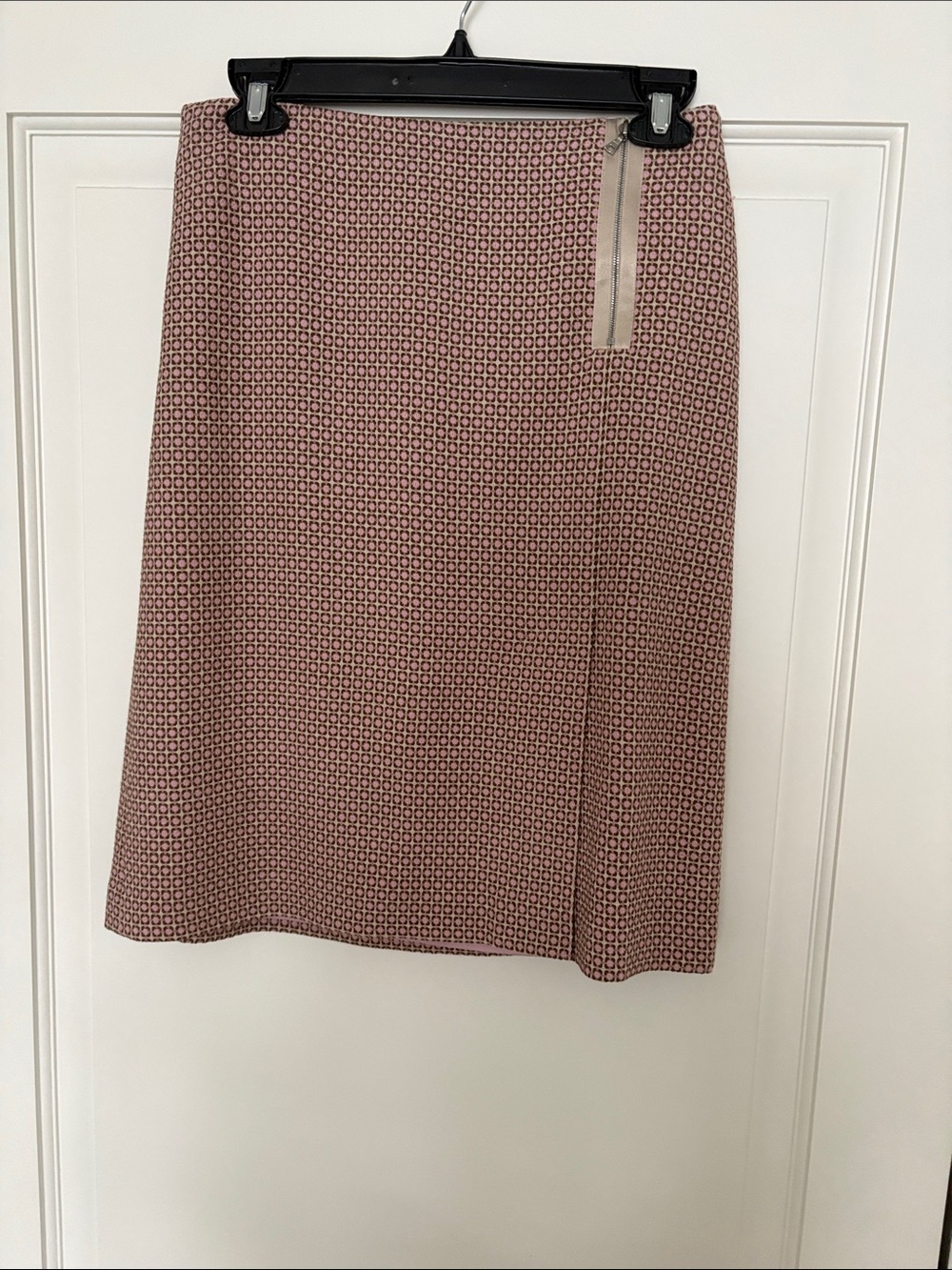 Classic Pink Patterned Women's Skirt with Decorative Zipper Detail